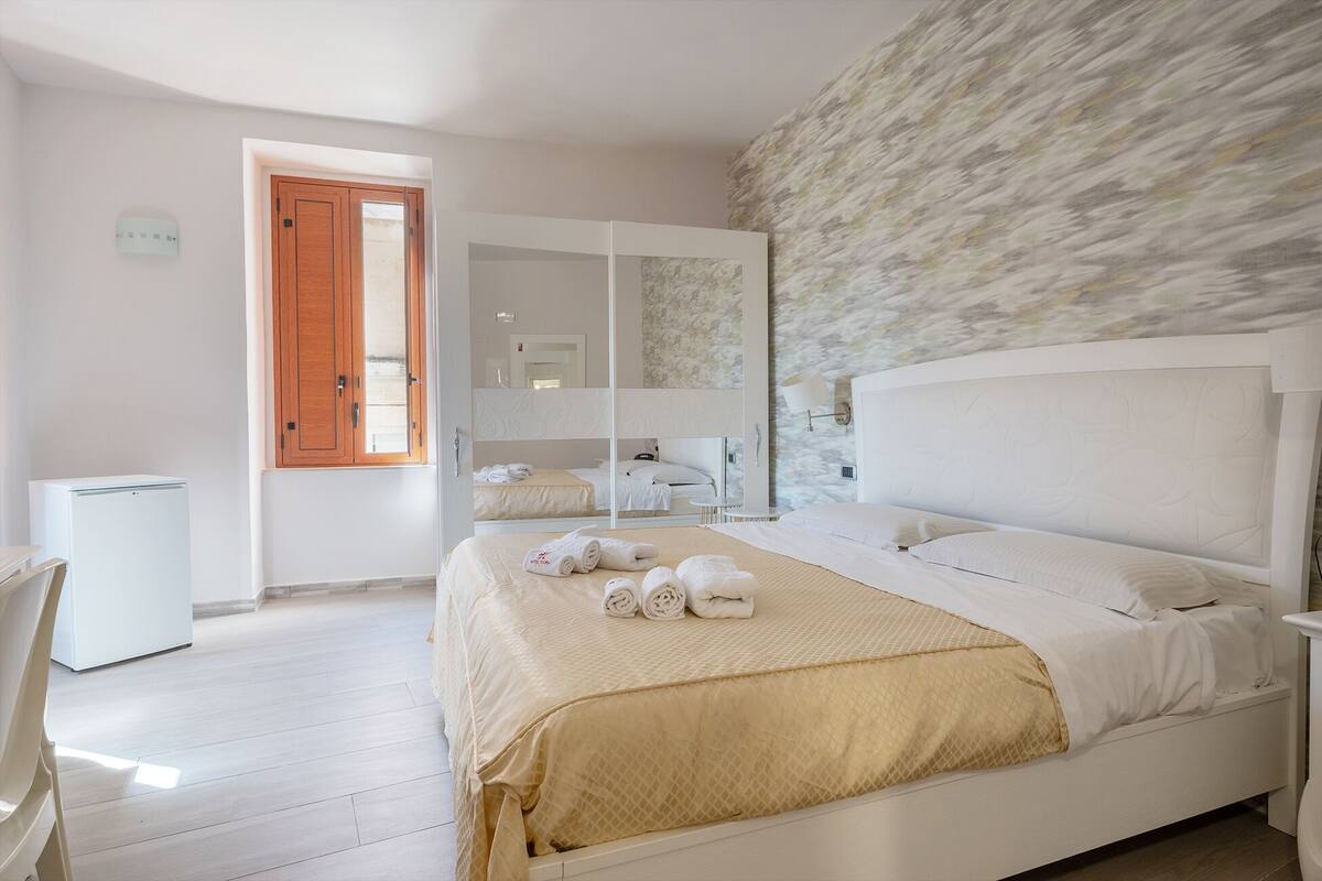 Standard Double or Twin Room, Private External Bathroom | 객실 내 금고, 무료 WiFi, 침대 시트