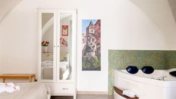 Camera Romantica con letto matrimoniale con vasca idromassaggio | Zimmersafe, kostenloses WLAN, Bettwäsche
