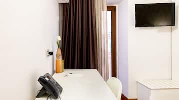 Deluxe Studio | 1 bedroom, in-room safe, free WiFi, bed sheets