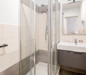 Quadrupla Standard | Bagno | Set di cortesia gratuito, asciugamani
