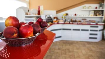 Colazione a buffet a pagamento, servita tutte le mattine 