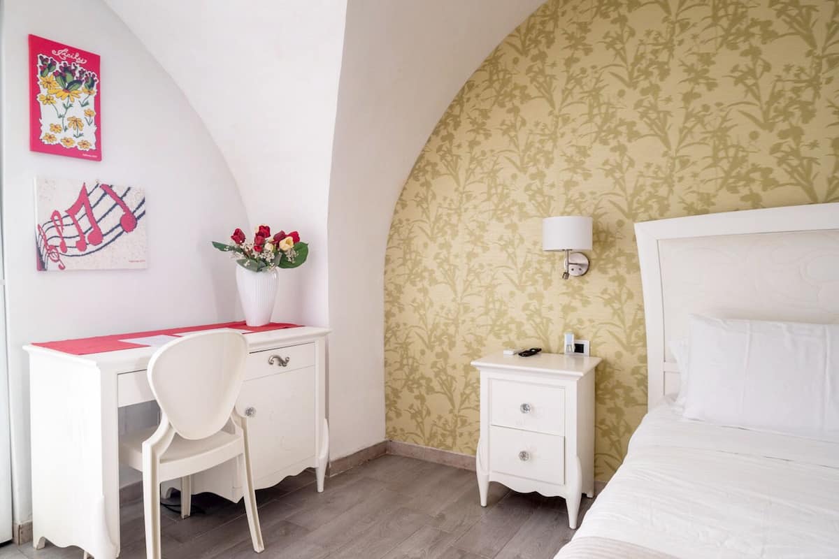 Camera Romantica con letto matrimoniale con vasca idromassaggio | 1 slaapkamer, een kluis op de kamer, gratis wifi, beddengoed
