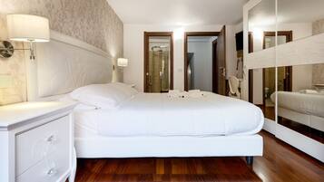 Deluxe Studio | In-room safe, free WiFi, bed sheets