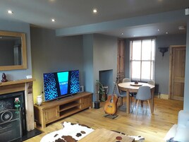 Premium Cottage, Multiple Beds, Non Smoking | Living room