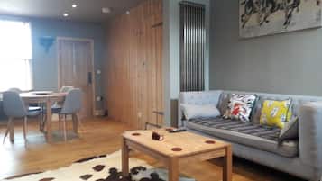 Premium Cottage, Berbilang Katil, Non Smoking | Ruang tamu | TV skrin rata
