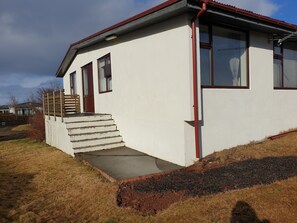 Property entrance - Lágholt apartments (Stykkisholmur)