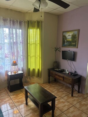 21-inch flat-screen TV with digital channels, TV, streaming services - Linda Vista Cabins (Alto Boquete)