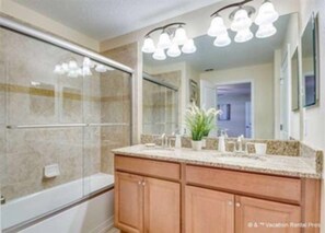 Superior-Stadtwohnung, 4 Schlafzimmer | Badezimmer | Badewanne und Dusche (separat), Komfortbadewanne, Haartrockner