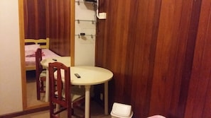 Habitación triple básica, varias camas, para no fumadores | Ropa de cama de alta calidad, wifi gratis y ropa de cama