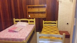 Habitación triple básica, varias camas, para no fumadores | Ropa de cama de alta calidad, wifi gratis y ropa de cama