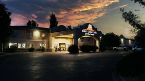 A hotel entrance with a sign reading "First Choice Inn at the Swell".