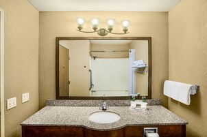 Bañera con ducha, artículos de tocador gratuitos, secador de pelo
