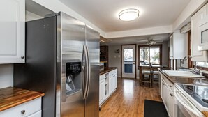 Cafetera y tetera, refrigerador, microondas y utensilios de cocina 