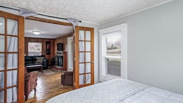 4 bedrooms, iron/ironing board, WiFi