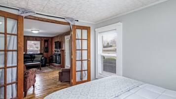 4 bedrooms, iron/ironing board, WiFi
