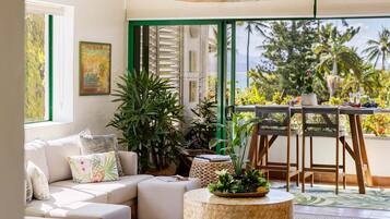 Flat-screen TV, DVD player, stereo