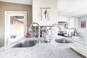 Een koelkast, een magnetron, een oven, een kookplaat