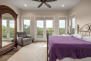 5 bedrooms, desk, iron/ironing board, free WiFi - High-end Home on 33 Acres to Roam, Short Drive to Downtown. (Austin)