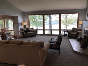 Peis, bøker og stereoanlegg