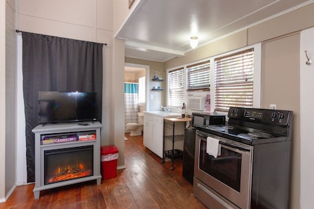 Fridge, microwave, oven, stovetop. Hide-Away: Downtown Pensacola, North Hill Studio