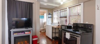 Hide-Away: Downtown Pensacola, North Hill Studio