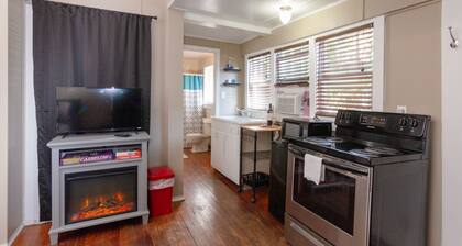 Hide-Away: Downtown Pensacola, North Hill Studio