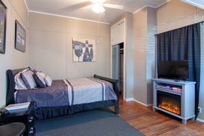 Iron/ironing board, free WiFi, bed sheets - Hide-Away: Downtown Pensacola, North Hill Studio (Pensacola)