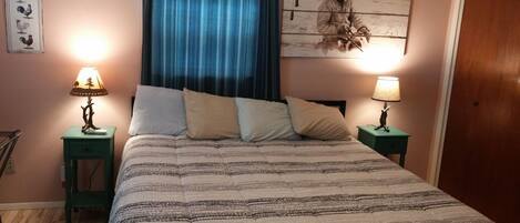 1 室のベッドルーム、セーフティボックス (室内)、デスク、アイロン / アイロン台