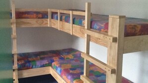 Un letto a castello con materasso colorato e struttura in legno.