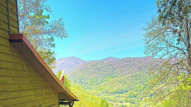 Ein Whirlpool mit einer Holterrasse und Blick auf eine Berglandschaft.