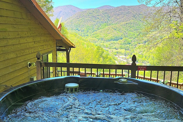 Hot tub on secondary deck overlooks the beautiful town of Maggie Valkey.
