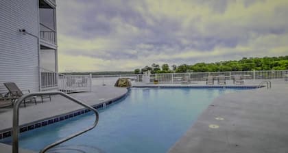 What a great find. Usually booked!!!! Includes 32' BOAT SLIP! small PET FRIENDL