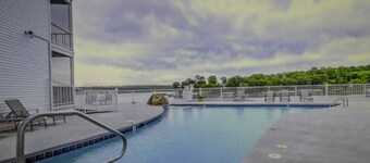 What a great find. Usually booked!!!! Includes 32' BOAT SLIP! small PET FRIENDL