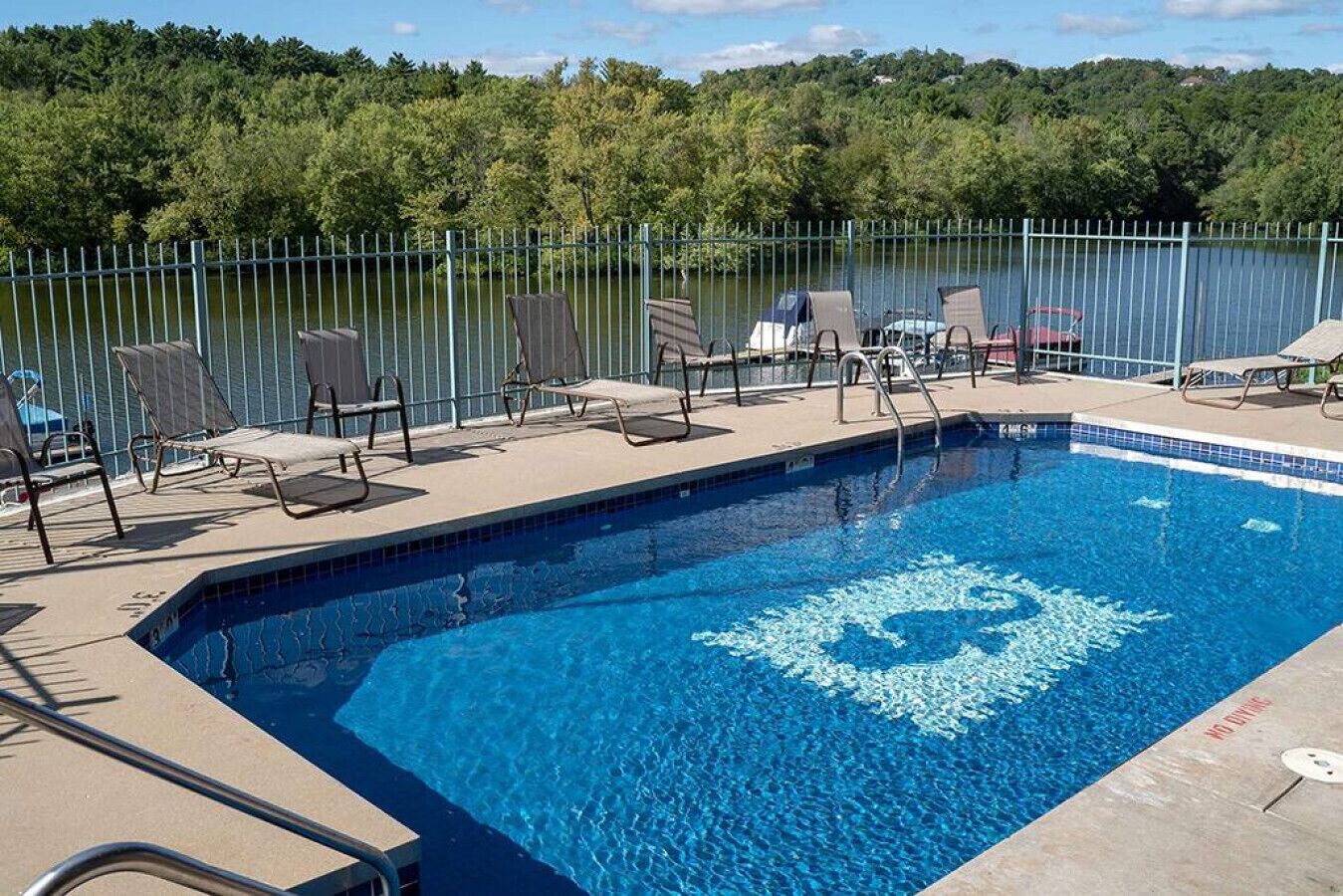 Innendørsbasseng og utendørsbasseng