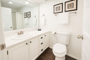 Secador de cabelo, toalhas de banho