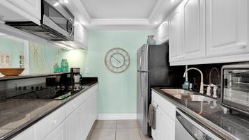 Réfrigérateur, micro-ondes, plaque de cuisson, lave-vaisselle