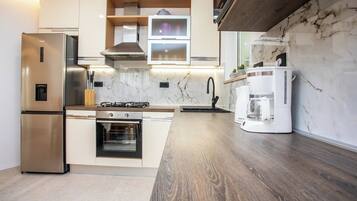 Refrigerador, microondas, horno y parrilla de estufa