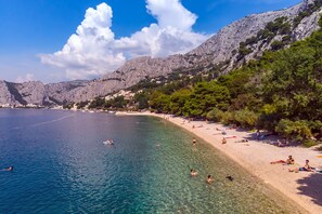 Chaises longues, serviettes de plage