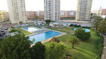 Un quartier résidentiel comprenant plusieurs immeubles de grande hauteur, une piscine et de nombreux espaces verts.