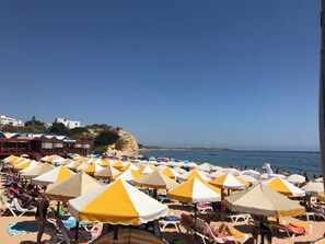Nära stranden och strandhanddukar