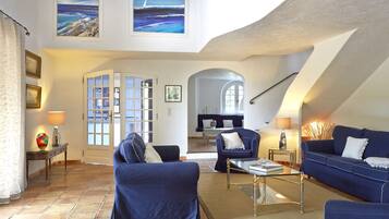 Televisie, een open haard, een dvd-speler en tafelvoetbal