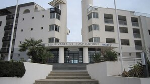 A modern building with a sign reading "LES RIVAGES DE ROCHELONGUE FRONT DE MER". - 1st line, sea view, pool and Fort Brescou   (CAP D'AGDE)