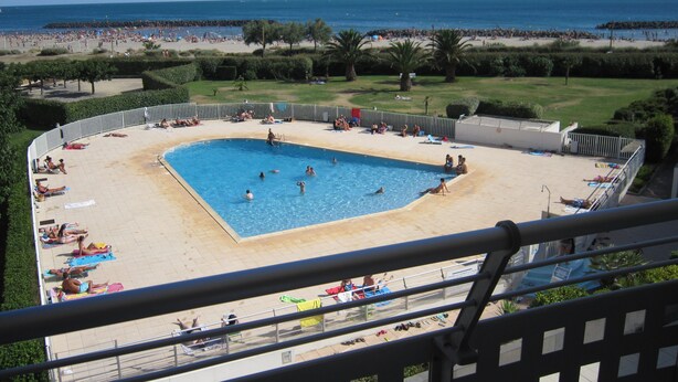 A pool area with a view of the beach and ocean. - 1st line, sea view, pool and Fort Brescou   (CAP D'AGDE)