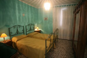 3 bedrooms, iron/ironing board, bed sheets