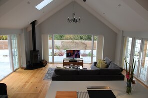 Smart TV, fireplace, video library, stereo