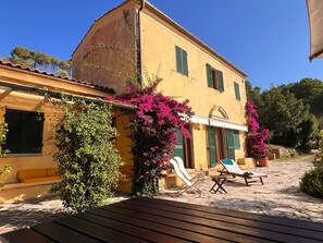 Terrace/patio - A charming country house nestled in the hills nearby Elba best  beaches. (Portoferraio)