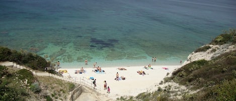 Nära stranden och solstolar