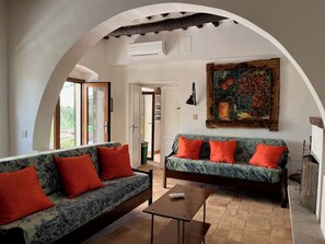 Smart TV, fireplace, books - A charming country house nestled in the hills nearby Elba best  beaches. (Portoferraio)