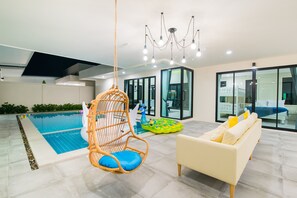 4-Bedroom Villa | 거실 | 케이블 채널 시청이 가능한 55인치 스마트 TV, TV