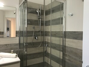 Een douche, een haardroger, een bidet, handdoeken